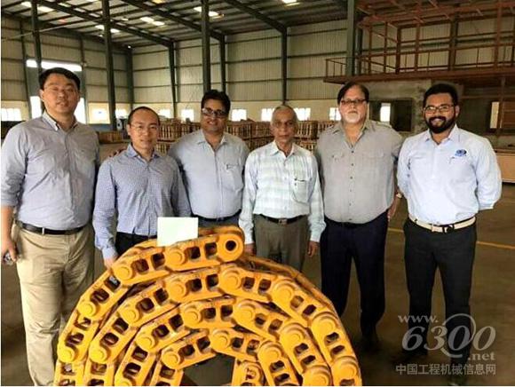 山推对印度代理公司进行走访调研,图为工作人员合影